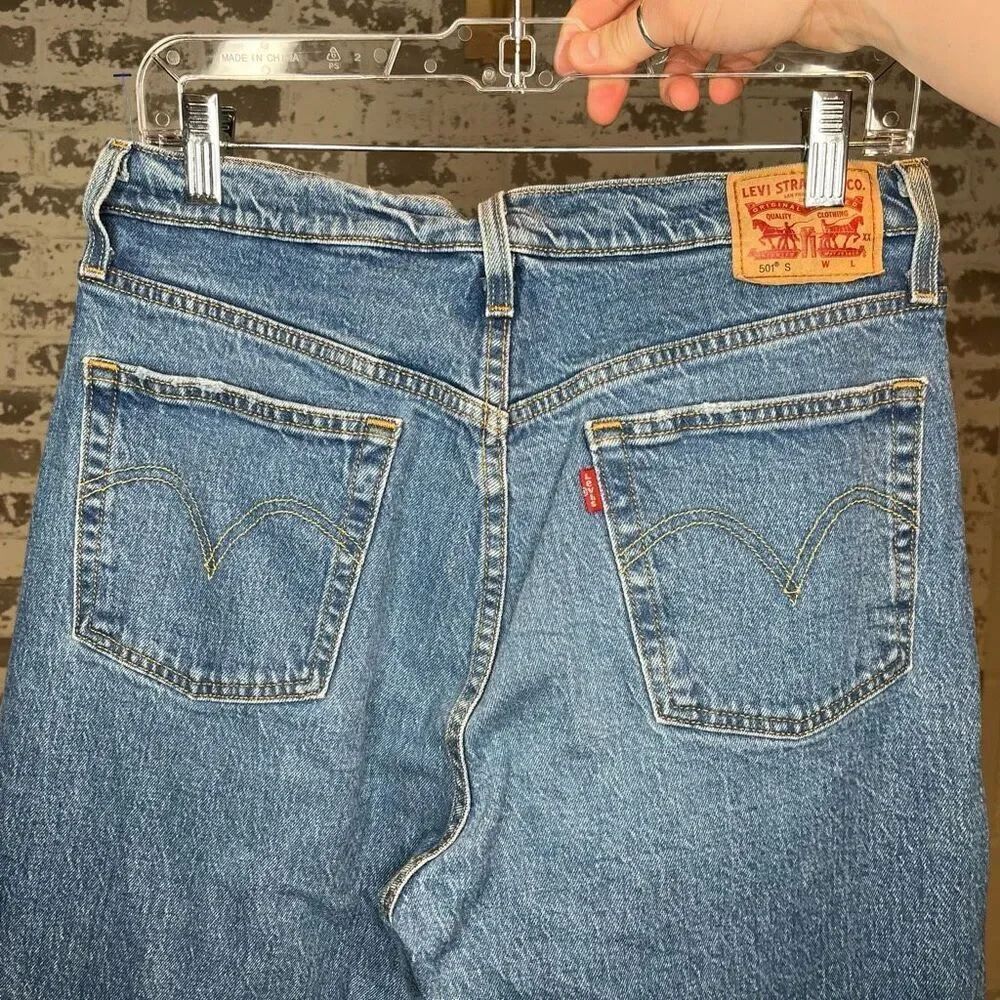 Levi’s | women curvy denim distressed jeans
